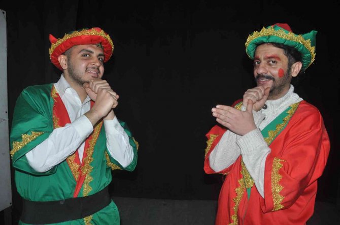 Çocuklar tiyatro gösterisiyle eğlendi