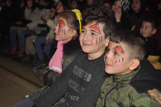 Çocuklar tiyatro gösterisiyle eğlendi