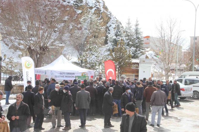 Fidan dağıtımında izdiham yaşandı