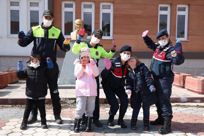 Jandarma ekipleri down sendromlu öğrencilerle buluştu