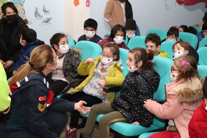 Jandarma ekipleri down sendromlu öğrencilerle buluştu