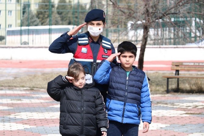 Jandarma ekipleri down sendromlu öğrencilerle buluştu