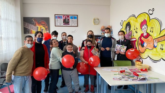 Jandarma’dan özel çocuklara özel ilgi