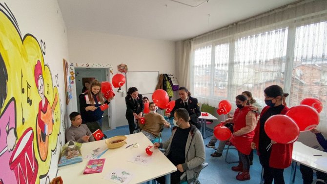 Jandarma’dan özel çocuklara özel ilgi