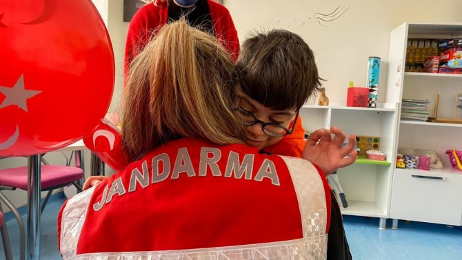 Jandarma’dan özel çocuklara özel ilgi