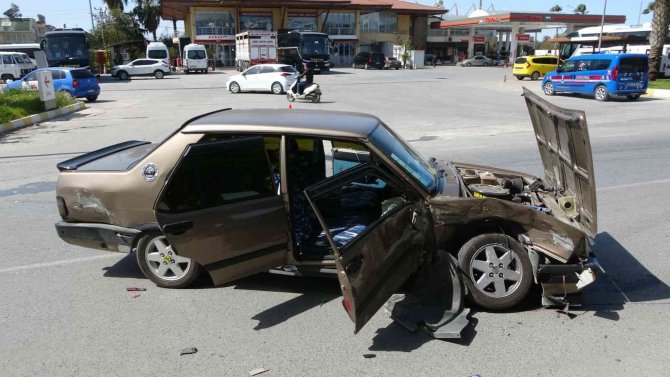 Kaza yaptığı otomobilden kendini dışarı zor attı