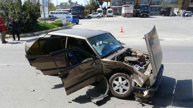 Kaza yaptığı otomobilden kendini dışarı zor attı