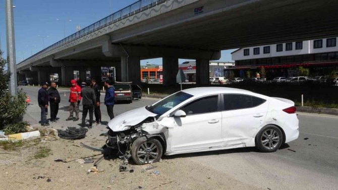 Kaza yaptığı otomobilden kendini dışarı zor attı