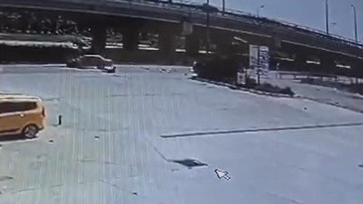 Kaza yaptığı otomobilden kendini dışarı zor attı