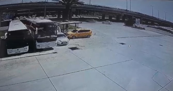 Kaza yaptığı otomobilden kendini dışarı zor attı