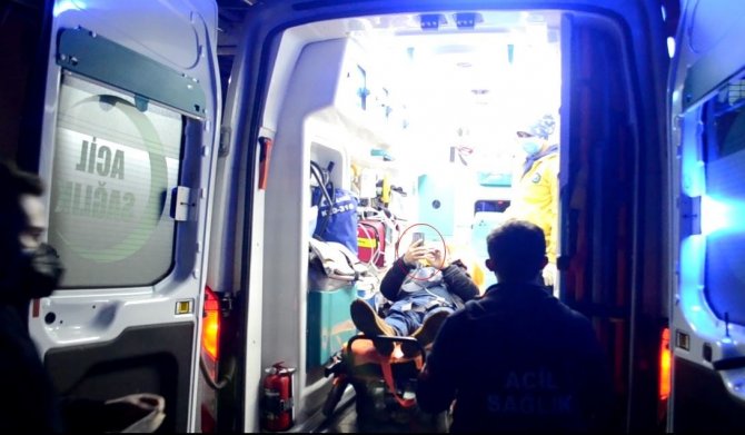 Kazada yaralanan sürücü telefonunu elinden bırakmadı