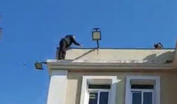 Mağdur mahalle sakini Bornova Belediyesi binasında intihara kalkıştı