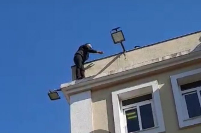 Mağdur mahalle sakini Bornova Belediyesi binasında intihara kalkıştı