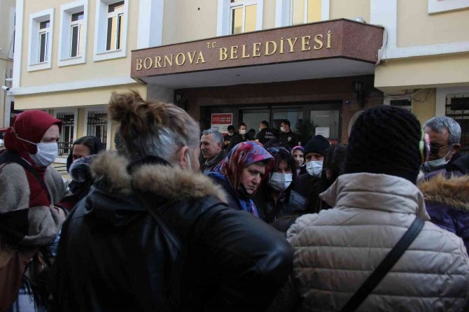 Mağdur mahalle sakini Bornova Belediyesi binasında intihara kalkıştı