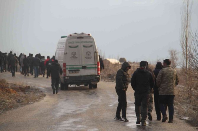 Otel odasında ölü bulunan genç kız son yolculuğuna uğurlandı
