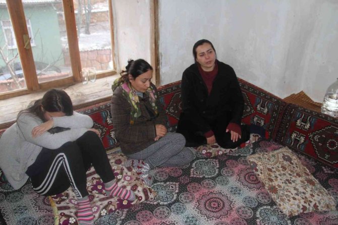 Otel odasında ölü bulunan genç kız son yolculuğuna uğurlandı