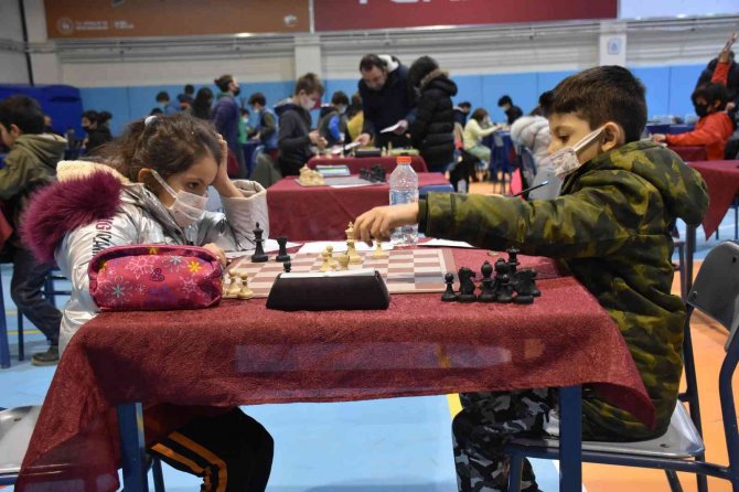 Satranç turnuvasında dereceye girenler ödüllendirildi