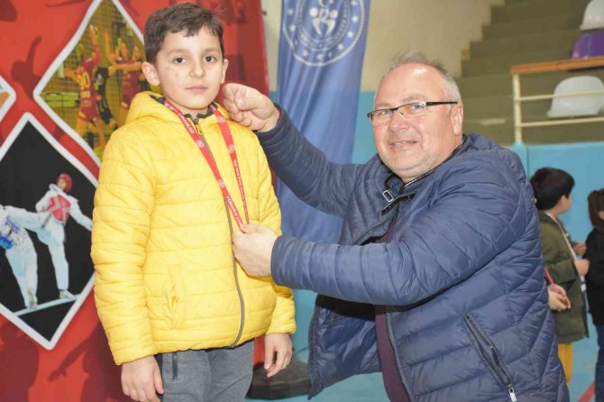 Satranç turnuvasında dereceye girenler ödüllendirildi