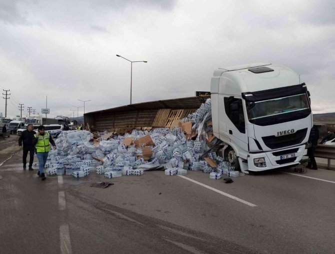 Su yüklü tırla otomobil çarpıştı 1 kişi yaralandı
