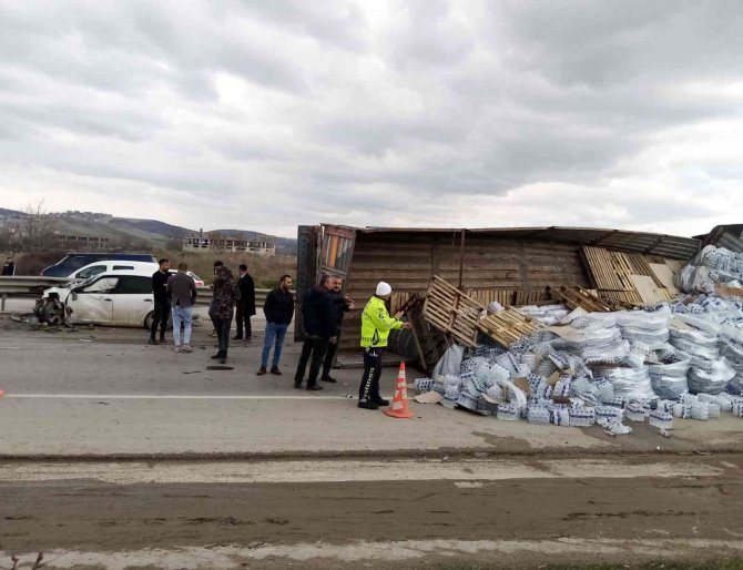 Su yüklü tırla otomobil çarpıştı 1 kişi yaralandı