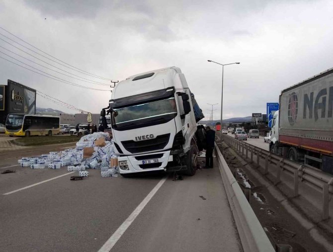 Su yüklü tırla otomobil çarpıştı 1 kişi yaralandı