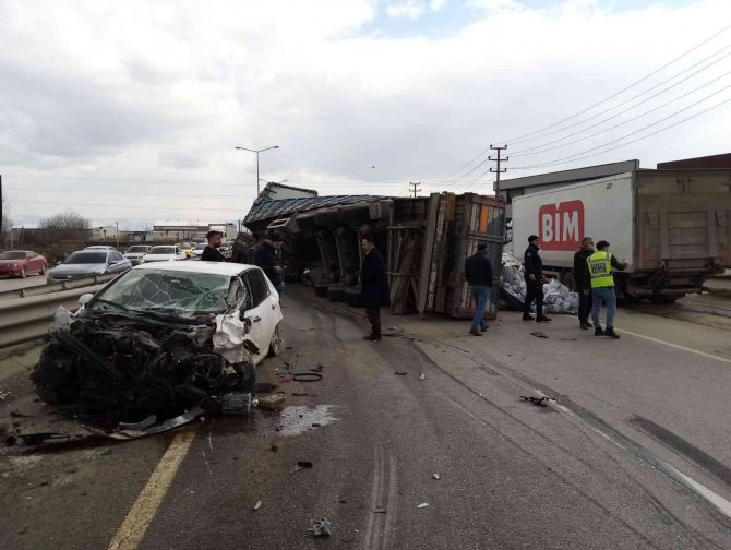 Su yüklü tırla otomobil çarpıştı 1 kişi yaralandı