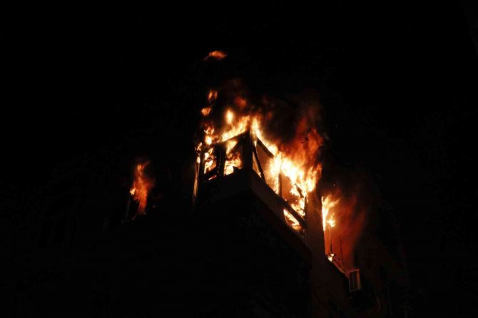 Üçlü priz yangın çıkarttı, ev alevlere teslim oldu