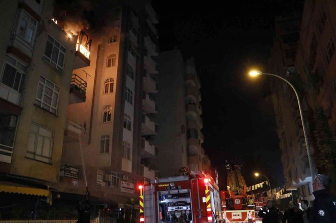 Üçlü priz yangın çıkarttı, ev alevlere teslim oldu