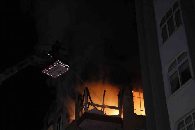 Üçlü priz yangın çıkarttı, ev alevlere teslim oldu