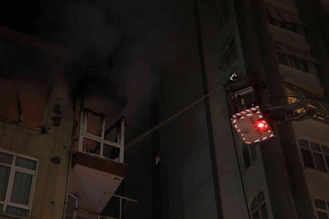 Üçlü priz yangın çıkarttı, ev alevlere teslim oldu