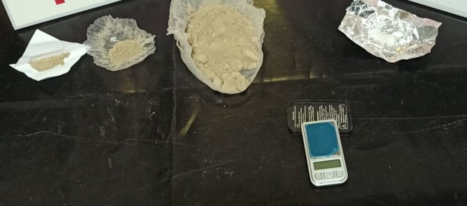 Vücutlarını gizledikleri uyuşturucuyla yakalandılar
