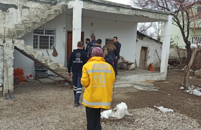 Yaşlı çifti sobadan sızan gaz ayırdı