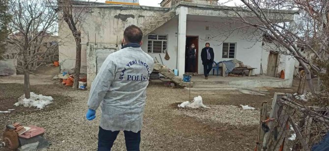 Yaşlı çifti sobadan sızan gaz ayırdı