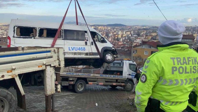 Yokuş aşağıya inen servis minibüsü yoldan çıkarak takla attı