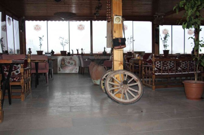 Antika tutkusu sayesinde işlettiği kafe müzeye döndü