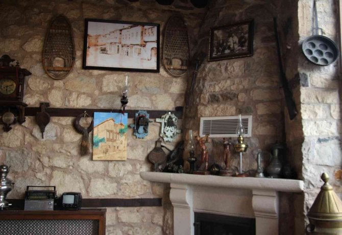 Antika tutkusu sayesinde işlettiği kafe müzeye döndü