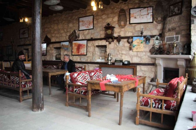 Antika tutkusu sayesinde işlettiği kafe müzeye döndü