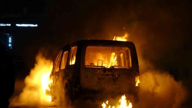 Araç alev alev yandı