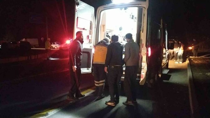 Araçlar kafa kafaya çarpıştı: 4 yaralı