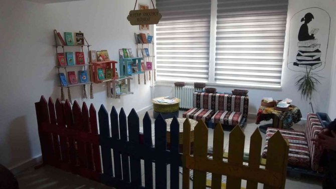 Atık malzemelerden ‘kitap okuma köşesi’ yapıldı