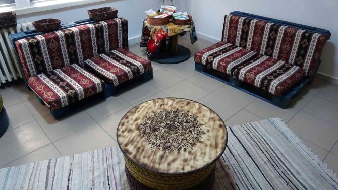 Atık malzemelerden ‘kitap okuma köşesi’ yapıldı