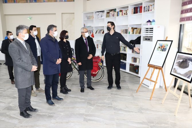 Bisikletle gölleri gezen aile "fotoğraf ve su sergisi" açtı