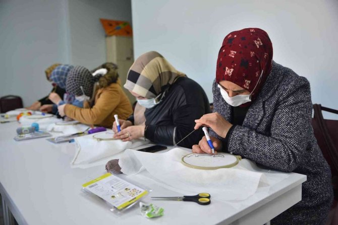 Bu okulda çocuklar da anneleri de öğrenci