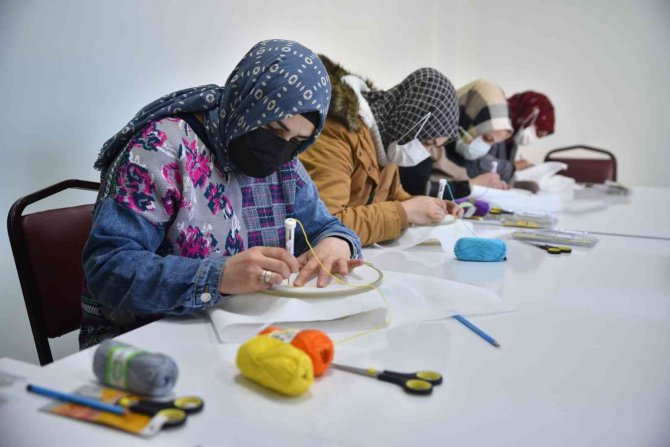 Bu okulda çocuklar da anneleri de öğrenci