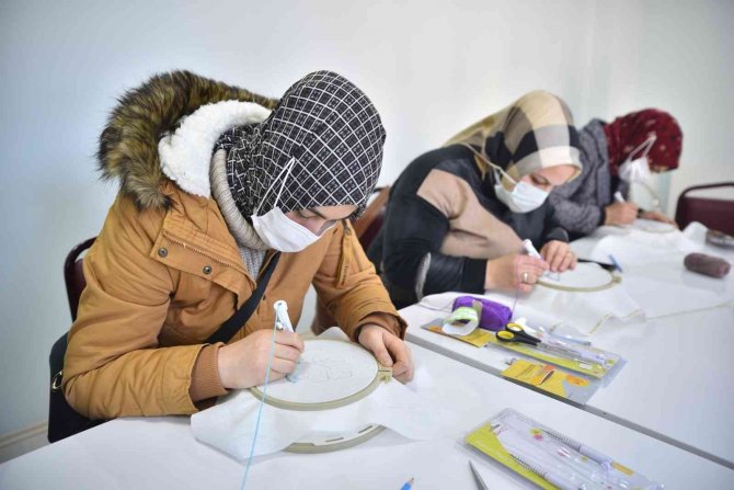 Bu okulda çocuklar da anneleri de öğrenci