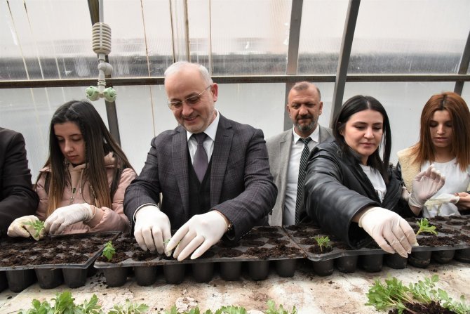 Çiçeklerden okullara ekonomik katkı