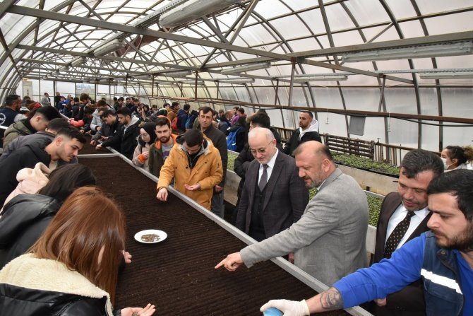 Çiçeklerden okullara ekonomik katkı