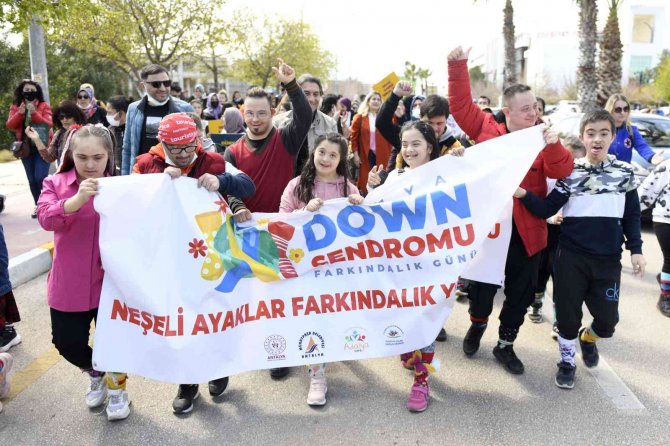 Down sendromlu çocuklar rengarenk çoraplarıyla yürüdü