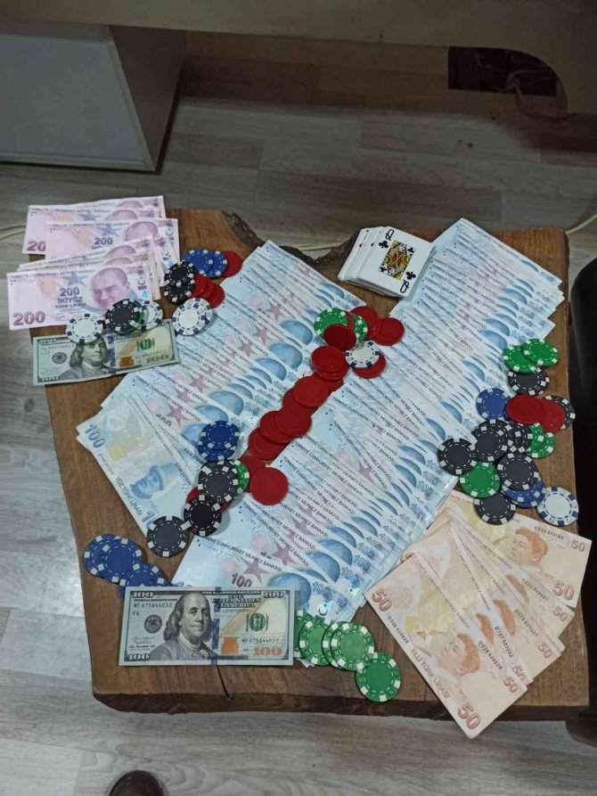 İş yerinin gizli bölümünde kumar oynayanlara polis baskını