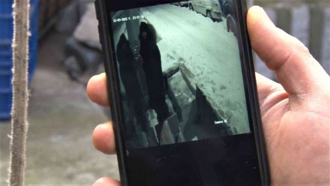 Kar maskeli hırsızlık şakası: Arkadaşının üzerine bıçakla koştu